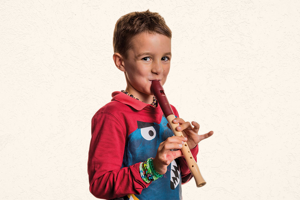 Das Bild der Musikschule Odenwald zeigt ein KInd mit einer Blockflöte